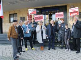 Głodujący poseł czuje się słabo, ale wciąż pikietuje