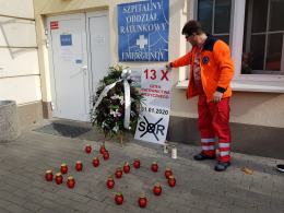Znicze i wieniec pogrzebowy pod SORem na Katowickiej. Ratownicy zorganizowali "pogrzeb"