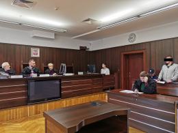 Miał grozić siostrze siekierą, żeby dała mu 100 zł. Stanął przed sądem
