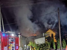 9 zastępów straży walczyło z pożarem budynków mieszkalnych