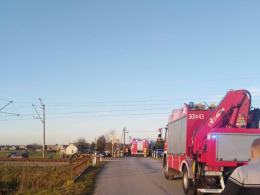 Wypadek w Opolu-Groszowicach. 54-latek wjechał samochodem wprost pod pędzący pociąg