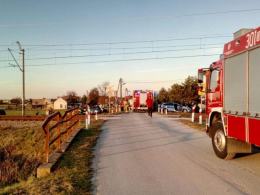 Wypadek w Opolu-Groszowicach. 54-latek wjechał samochodem wprost pod pędzący pociąg