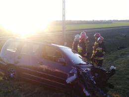 Wypadek w Opolu-Groszowicach. 54-latek wjechał samochodem wprost pod pędzący pociąg