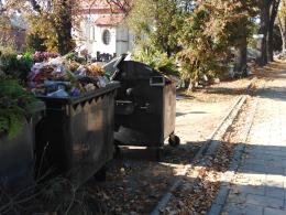 Mieszkańcy skarżą się na cmentarny bałagan