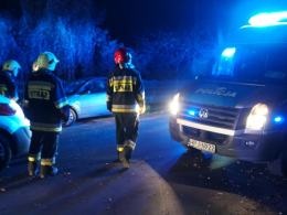 Niebezpiecznie na drogach. W Kotorzu Małym kobieta wjechała w drzewo