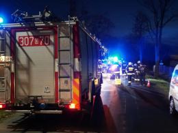 Niebezpiecznie na drogach. W Kotorzu Małym kobieta wjechała w drzewo