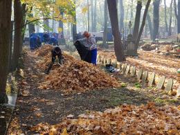 Opolanie tradycyjnie sprzątali cmentarz przy ulicy Wrocławskiej 