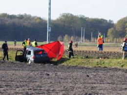 Suchy Bór: Kierowca zginął wjeżdżając pod pociąg. Utrudnienia potrwają do odwołania