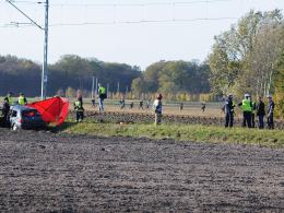 Suchy Bór: Kierowca zginął wjeżdżając pod pociąg. Utrudnienia potrwają do odwołania