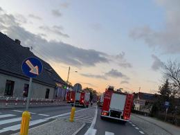Samochód ciężarowy z naczepą najechał na kolumnę pojazdów. Są ranni