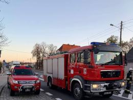 Samochód ciężarowy z naczepą najechał na kolumnę pojazdów. Są ranni