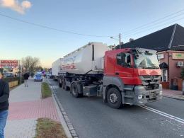 Samochód ciężarowy z naczepą najechał na kolumnę pojazdów. Są ranni