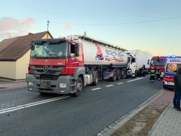 Samochód ciężarowy z naczepą najechał na kolumnę pojazdów. Są ranni