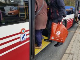Kierowca autobusu nie otworzy już drzwi na przystanku. Zrobimy to "ciepłym guzikiem"