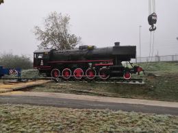 Zabytkowa lokomotywa stanęła przed dworcem w Kędzierzynie-Koźlu