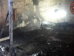 Policja bada przyczyny nocnego pożaru w Gołej. Spłonął budynek ze sprzętem rolniczym