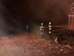Policja bada przyczyny nocnego pożaru w Gołej. Spłonął budynek ze sprzętem rolniczym