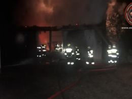 Policja bada przyczyny nocnego pożaru w Gołej. Spłonął budynek ze sprzętem rolniczym