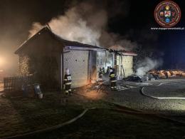 Policja bada przyczyny nocnego pożaru w Gołej. Spłonął budynek ze sprzętem rolniczym