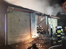 Policja bada przyczyny nocnego pożaru w Gołej. Spłonął budynek ze sprzętem rolniczym