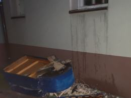 Policjanci z Namysłowa uratowali życie niepełnosprawnej 80-latce wynosząc ją z płonącego domu