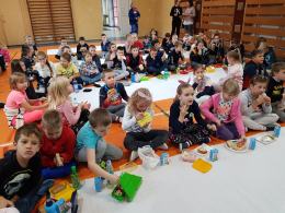 Dzieci wspólnie przygotowały i zjadły śniadanie, bo...daje moc!