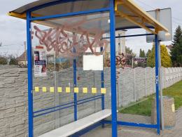 W Grudzicach wandale zdewastowali przystanek i pamiątkowe tablice