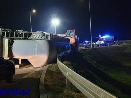 Ciężarówka z cementem przewróciła się na rondzie w Choruli