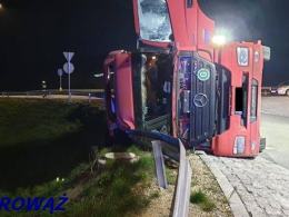 Ciężarówka z cementem przewróciła się na rondzie w Choruli