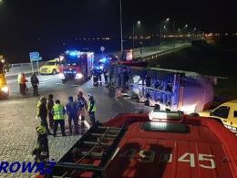 Ciężarówka z cementem przewróciła się na rondzie w Choruli