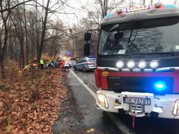 18-latek wpadł w poślizg. Dwie osoby ranne 