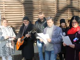 Członkowie Opolskiego Alarmu Smogowego śpiewali pod urzędem