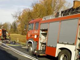 Ruch na krajowej 11 całkowicie zablokowany. Strażacy walczą z pożarem budynku