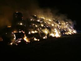 Płonie blisko 200 bali słomy w Jaborowicach. Akcja gaśnicza trwa od wczoraj