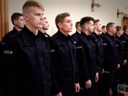 25 nowych policjantów ślubowało na sztandar