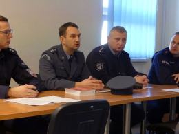 Mężczyzna uciekł z konwoju i ukrywa się w lesie - Ćwiczenia prudnickiej policji