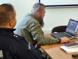 Mężczyzna uciekł z konwoju i ukrywa się w lesie - Ćwiczenia prudnickiej policji