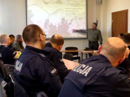 Mężczyzna uciekł z konwoju i ukrywa się w lesie - Ćwiczenia prudnickiej policji
