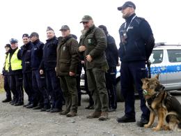 Mężczyzna uciekł z konwoju i ukrywa się w lesie - Ćwiczenia prudnickiej policji