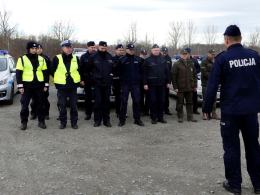 Mężczyzna uciekł z konwoju i ukrywa się w lesie - Ćwiczenia prudnickiej policji