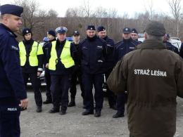 Mężczyzna uciekł z konwoju i ukrywa się w lesie - Ćwiczenia prudnickiej policji