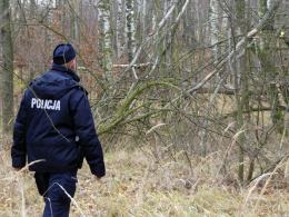 Mężczyzna uciekł z konwoju i ukrywa się w lesie - Ćwiczenia prudnickiej policji