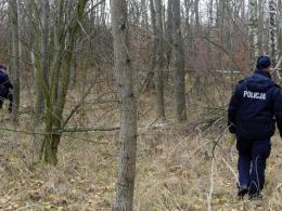 Mężczyzna uciekł z konwoju i ukrywa się w lesie - Ćwiczenia prudnickiej policji