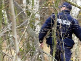 Mężczyzna uciekł z konwoju i ukrywa się w lesie - Ćwiczenia prudnickiej policji