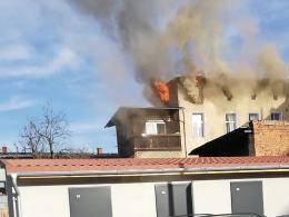 Pożar kamienicy w Prudniku. Ogień pojawił się na ostatnim piętrze