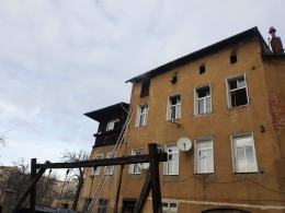 Pożar kamienicy w Prudniku. Ogień pojawił się na ostatnim piętrze