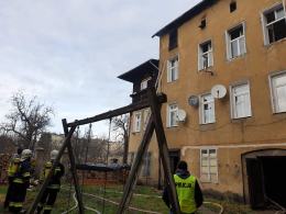 Pożar kamienicy w Prudniku. Ogień pojawił się na ostatnim piętrze