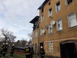 Pożar kamienicy w Prudniku. Ogień pojawił się na ostatnim piętrze