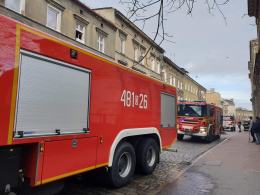 Pożar kamienicy w Prudniku. Ogień pojawił się na ostatnim piętrze