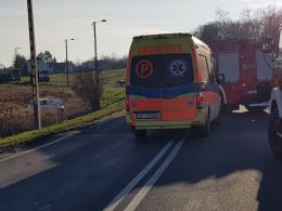 Wypadek na trasie do Winowa. Auto w rowie